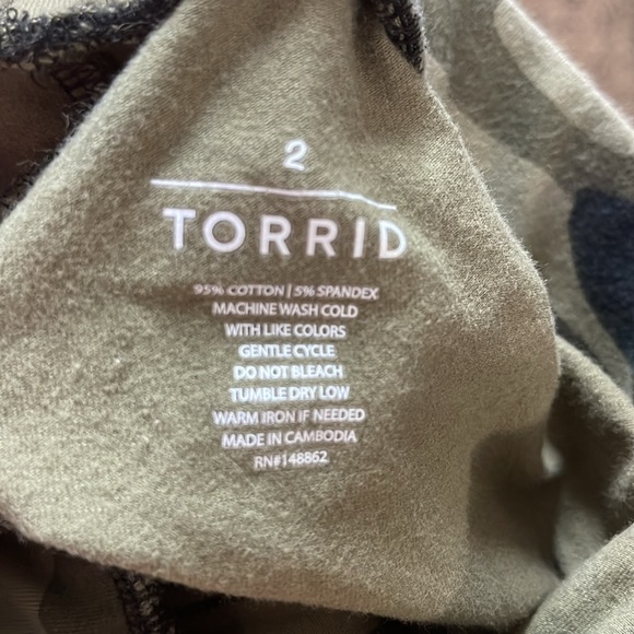 Size 2 Torrid Full Length Camo Signature Waist Double Side Stripe Legging - Picture 6 of 6